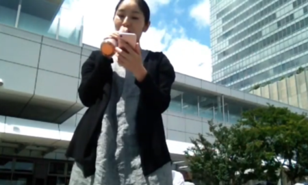 新宿駅前で歌う女性の姿