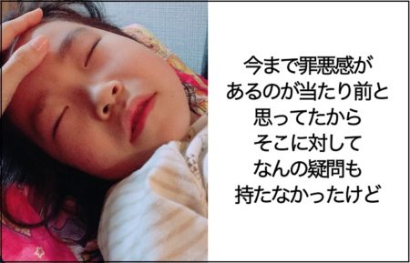 インフルエンザにかかりぐったりと寝ている小さな少女