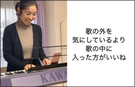 電子ピアノで弾き語りをしながら嬉しそうに微笑む女性