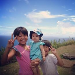 沖縄の離島での３人の子供の様子